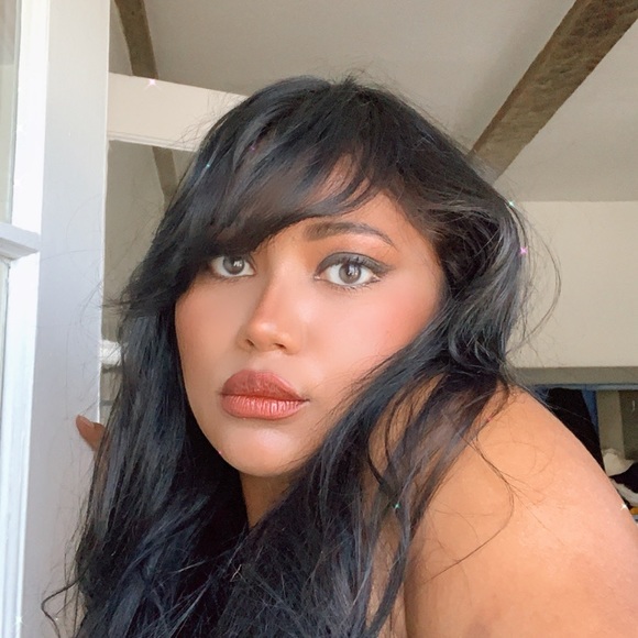 Meet your Posher, Emilia - Picture 1 of 1